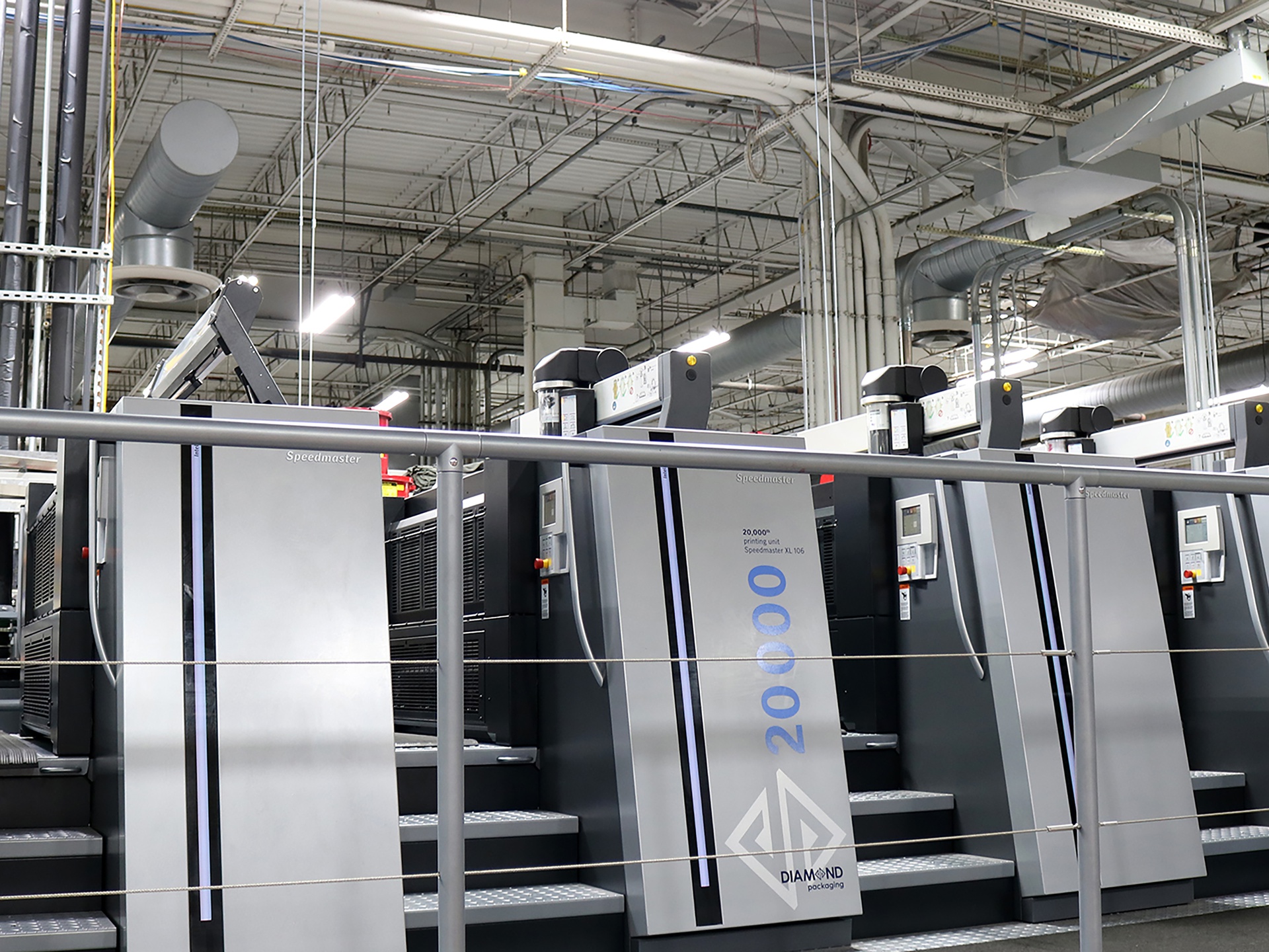 Diamond’s Heidelberg Speedmaster XL 106 and XL 105 offset printing presses feature flexo coating units to apply metallic, UV, aqueous, or specialty coatings.
