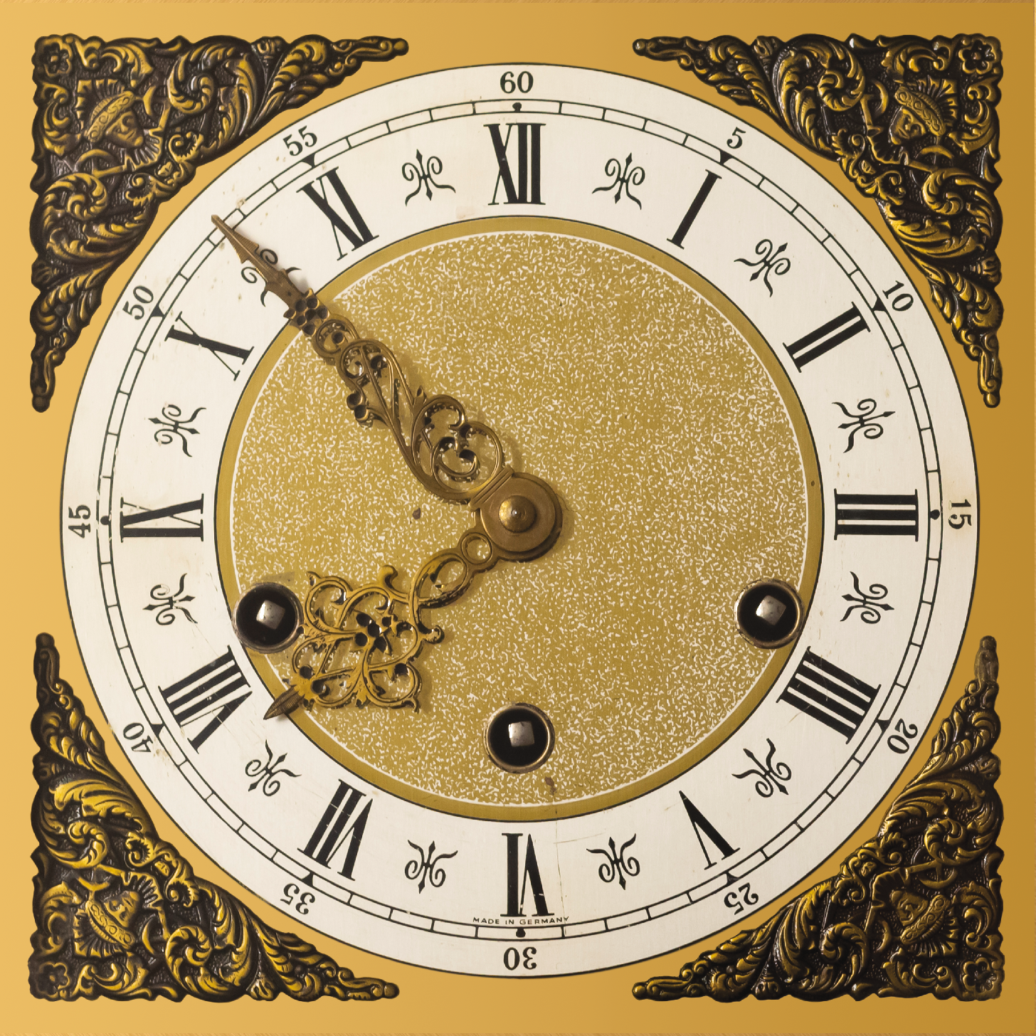 Diamond Reticulated coating was applied to the background to create haptic feedback.